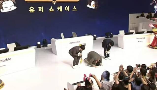 세븐나이츠 리버스를 잘 부탁한다며  김정기 PD가 관람객들에게 큰절을 올렸다