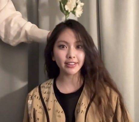 뉴진스 혜인이 팬들과 영상 애플리케이션으로 소통하던 중 피크민 캐릭터를 따라하고 있다. 피크민 캐릭터는 머리 위에 꽃을 달고 있다. SNS 갈무리.