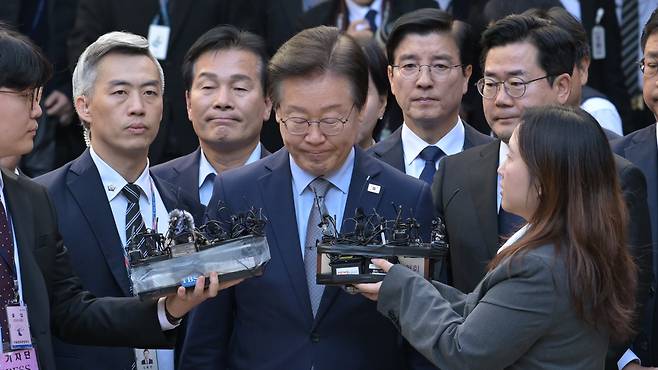 이재명 더불어민주당 대표가 15일 서울 서초구 서울중앙지방법원에서 열린 공직선거법 위반 사건 관련 1심 재판에서 실형 선고를 받은 뒤 굳은 표정으로 법원을 나서고 있다.  / 고운호 기자