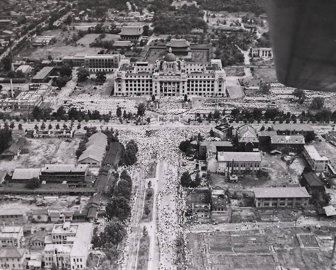 사진①: 1953년 6월 25일 '6.25전쟁 3주년 기념식'. 세종로 왼쪽으로 삼군부 외행랑과 중추부 외행랑 일부가 보인다. 식민시대에도 이들은 훼손되지 않고 보존됐다. /국사편찬위원회