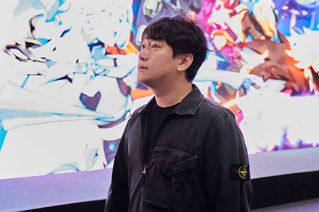 개막 이틀차, 지스타 2024 넥슨관을 방문해 시연존을 둘러보는 윤명진 네오플 대표. ⓒ넥슨