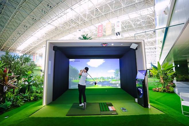 골프존이 올 9월 중국 톈진 메이장컨벤션센터에 마련한 세계 최초의 하이브리드 골프장 ‘시티골프’. 18m 높이의 실내 공간에 마련된 이곳에서 골퍼들은 티샷 등 롱게임은 스크린에서 하고, 퍼트 등 쇼트 게임은 그린 구역에서 플레이한다. 쇼트게임 시작과 함께 스크린이 열리면 화면으로 보던 풍경이 실제로 눈앞에 펼쳐진다. 사진 출처 골프존차이나 홈페이지