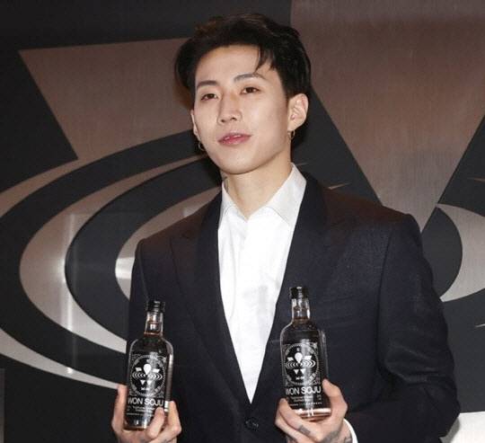 지난 2022년 2월 박재범 원스피리츠 대표가 서울 영등포구 더현대 서울에서 열린 프리미엄 소주 브랜드 '원소주' 출시 기념 팝업 스토어 오픈 행사에 참석하고 있다. 연합뉴스