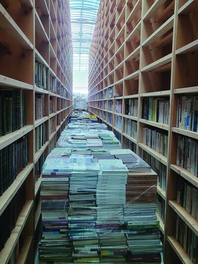 입고 속도가 정리 속도를 앞지르면서 통도사 서고의 책장과 책장 사이 통로에도 책 상자들이 꽉 차 있다. 이문영 기자