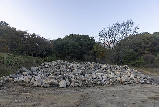 통도사가 ‘갈 곳 없는 책들’을 모아 건립할 2층 한옥 도서관의 터. 건축에 쓰일 바위들을 쌓아뒀다. 김진수 선임기자