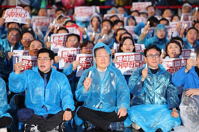 더불어민주당 주최로 16일 오후 서울 종로구 광화문 광장 일대에서 열린 \'김건희 윤석열 국정농단 규탄·특검 촉구 제3차 국민행동의 날\' 집회에서 이재명 대표(가운데) 등 당 지도부 인사들이 구호를 외치고 있다. 김영원 기자 forever@hani.co.kr