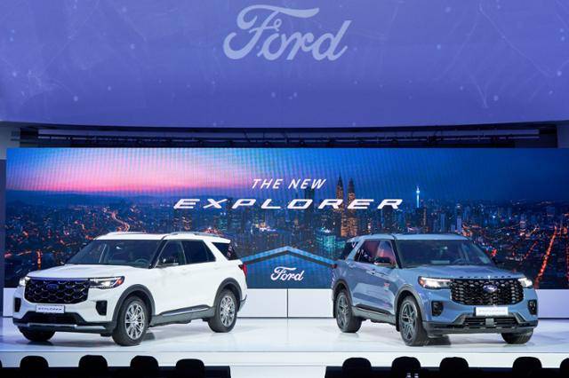 더 뉴 포드 익스플로러 플래티넘 트림(왼쪽)과 ST-라인 트림이 12일 서울 서초구 세빛섬에서 처음 공개되고 있다. 포드코리아 제공