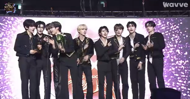 제로베이스원이 '코리아 그랜드 뮤직 어워즈'에서 그랜드 아너스 초이스의 영광을 품에 안았다. 생중계 영상 캡처