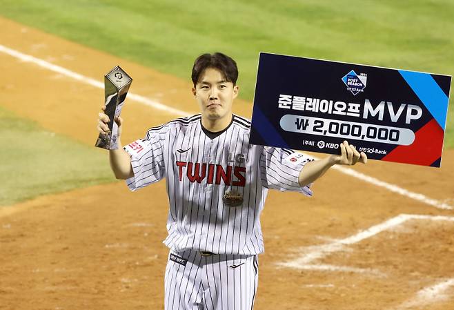 11일 오후 잠실야구장에서 열린 KT 위즈와 LG 트윈스의 2024 KBO 포스트시즌 준플레이오프 5차전. LG가 4-1 승리, 플레이오프에 진출했다. 경기 종료 후 시상식에서 LG 임찬규가 준플레이오프 MVP를 받고 있다. 잠실=정시종 기자 