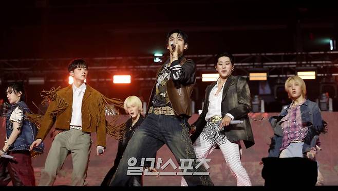 [2024 KGMA] 피원하모니가 16일 인천 중구 운서동 인스파이어 아레나에서 열린 '2024 코리아그랜드뮤직어워즈(KGMA)' 첫째날 아티스트데이에서 베스트 아티스트상을 수상하고 멋진 무대를 꾸미고 있다. 일간스포츠(이데일리M)가 주최하고 KGMA 조직위원회가 주관하는 '2024 KGMA'는 올해 창간 55주년을 맞은 일간스포츠가 대한민국 대중음악계에 새로운 패러다임을 제시하기 위해 새롭게 개최하는 시상식으로 16, 17일 이틀간 펼쳐진다. 영종도(인천)=KGMA특별취재반 /2024.11.16/