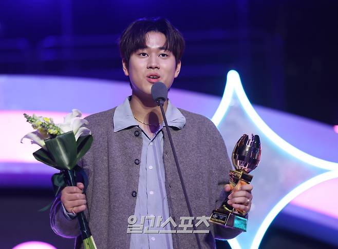 [2024 KGMA] 이무진이 16일 인천 중구 운서동 인스파이어 아레나에서 열린 '2024 코리아그랜드뮤직어워즈(KGMA)' 첫째날 아티스트데이에서 배스트 록발라드상을 수상하고 수상소감을 말하고 있다. 일간스포츠(이데일리M)가 주최하고 KGMA 조직위원회가 주관하는 '2024 KGMA'는 올해 창간 55주년을 맞은 일간스포츠가 대한민국 대중음악계에 새로운 패러다임을 제시하기 위해 새롭게 개최하는 시상식으로 16, 17일 이틀간 펼쳐진다. 영종도(인천)=KGMA특별취재반 /2024.11.16/