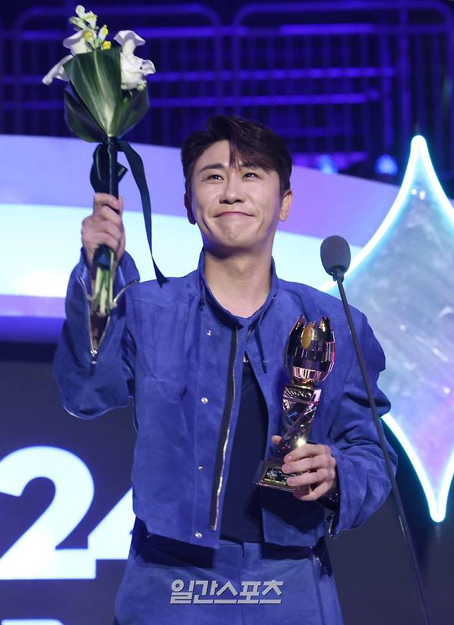 [2024 KGMA] 영탁이 16일 인천 중구 운서동 인스파이어 아레나에서 열린 '2024 코리아그랜드뮤직어워즈(KGMA)' 첫째날 아티스트데이에서 롯데 칼리버스, 올해의 초월상을 수상하고 수상소감을 말하고 있다. 일간스포츠(이데일리M)가 주최하고 KGMA 조직위원회가 주관하는 '2024 KGMA'는 올해 창간 55주년을 맞은 일간스포츠가 대한민국 대중음악계에 새로운 패러다임을 제시하기 위해 새롭게 개최하는 시상식으로 16, 17일 이틀간 펼쳐진다. 영종도(인천)=KGMA특별취재반 /2024.11.16/