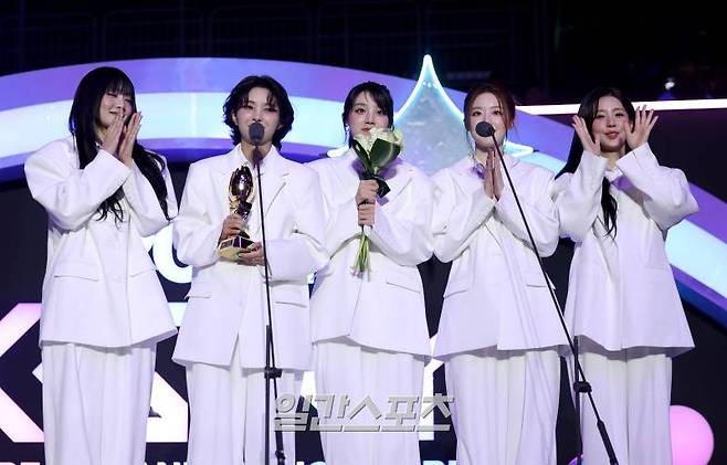 [2024 KGMA] 그룹 (여자)아이들이 16일 인천 중구 운서동 인스파이어 아레나에서 열린 '2024 코리아그랜드뮤직어워즈(KGMA)' 첫째날 아티스트데이에서 베스트 아티스트상을 받고 수상소감을 말하고 있다. 일간스포츠(이데일리M)가 주최하고 KGMA 조직위원회가 주관하는 '2024 KGMA'는 올해 창간 55주년을 맞은 일간스포츠가 대한민국 대중음악계에 새로운 패러다임을 제시하기 위해 새롭게 개최하는 시상식으로 16, 17일 이틀간 펼쳐진다. 영종도(인천)=KGMA특별취재반 /2024.11.16/