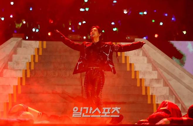 [2024 KGMA] 태민이 16일 인천 중구 운서동 인스파이어 아레나에서 열린 '2024 코리아그랜드뮤직어워즈(KGMA)' 첫째날 아티스트데이에서 베스트 솔로아티스트상을 수상하고 멋진 무대를 꾸미고 있다. 일간스포츠(이데일리M)가 주최하고 KGMA 조직위원회가 주관하는 '2024 KGMA'는 올해 창간 55주년을 맞은 일간스포츠가 대한민국 대중음악계에 새로운 패러다임을 제시하기 위해 새롭게 개최하는 시상식으로 16, 17일 이틀간 펼쳐진다. 영종도(인천)=KGMA특별취재반 /2024.11.16/