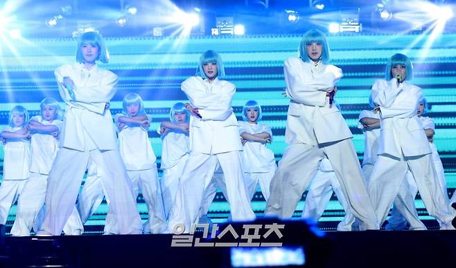 [2024 KGMA] 그룹 (여자)아이들이 16일 인천 중구 운서동 인스파이어 아레나에서 열린 '2024 코리아그랜드뮤직어워즈(KGMA)' 첫째날 아티스트데이에서 베스트 아티스트상을 수상하고 멋진 축하무대를 꾸미고 있다. 일간스포츠(이데일리M)가 주최하고 KGMA 조직위원회가 주관하는 '2024 KGMA'는 올해 창간 55주년을 맞은 일간스포츠가 대한민국 대중음악계에 새로운 패러다임을 제시하기 위해 새롭게 개최하는 시상식으로 16, 17일 이틀간 펼쳐진다. 영종도(인천)=KGMA특별취재반 /2024.11.16/