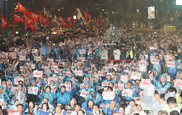 16일 오후 서울 광화문광장 인근에서 열린 '김건희·윤석열 국정농단 규탄·특검 촉구 제3차 국민 행동의 날'에서 참가자들 정권 규탄 구호를 외치고 있다. 2024.11.16 [사진=연합뉴스]