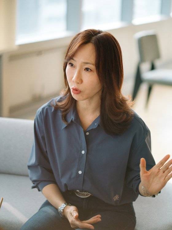 투병 기간 중 글을 못 쓸까봐, 아프다는 생각을 안 하려 했다는 정 작가. 사진 폴인, 송승훈