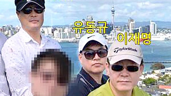 이재명 더불어민주당 대표가 2015년 성남시장 당시 김문기 성남도시개발공사 개발1처장과 함께 찍은 사진. 이 대표가 공직선거법상 허위사실공표 혐의 유죄를 받은 "조작된 것" 발언은 이 사진에 대해 반박하는 과정에서 언급됐다. 중앙포토