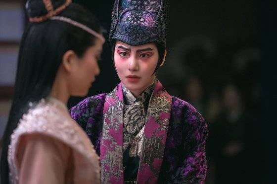 드라마 ‘정년이’에서 여성국극 남장 여배우를 연기하고 있는 신예은. [사진 tvN]