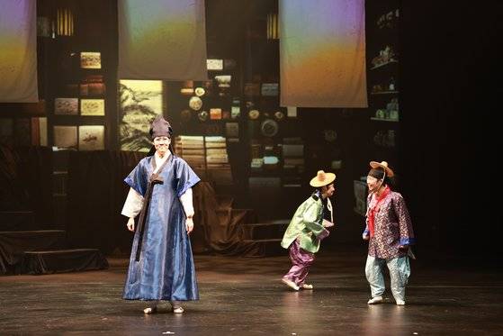 지난 10월 안산문화예술의전당에서 공연된 여성국극 ‘화인뎐’은 전원 올해 여성국극제작소 신규 단원으로 뽑힌 남역 배우들로만 무대를 채웠다. [사진 여성국극제작소]