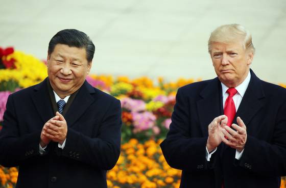 2017년 11월 9일 당시 도널드 트럼프 미국 대통령이 베이징 인민대회당에서 열린 방중 환영행사에서 시진핑 중국 국가주석과 함께 박수를 치고 있다. [연합뉴스]