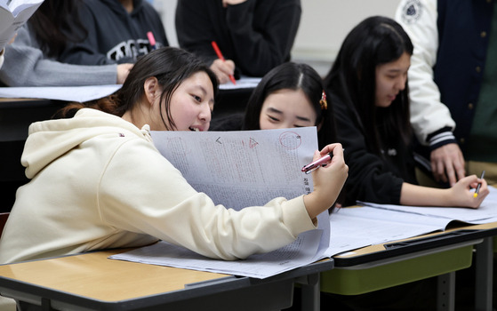 15일 오전 대구 수성구 정화여자고등학교 3학년 교실에서 수험생들이 전날 치른 2025학년도 대학수학능력시험 가채점을 하고 있다. [뉴시스]