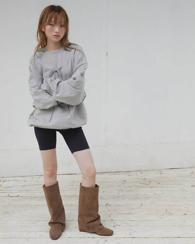 조정연 패션 MD는 “‘핀터레스트 스타일링’과 ‘옷장 계정’을 참고해 쇼핑하는 문화가 일상화하고 있는 만큼 폴딩 부츠의 인기는 앞으로도 지속할 것”이라고 전망했다. 쓰리투에이티(@3hreeto8ighty)  인스타그램 갈무리