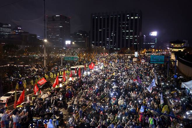 서울 광화문 북측광장 인근에서 16일 거부권을 거부하는 전국비상행동, 더불어민주당, 조국혁신당, 진보당, 기본소득당, 사회민주당 등 주최로 ‘김건희 특검 수용, 국정농단 규명! 윤석열을 거부한다 시민행진’ 장외 집회가 열리고 있다. 연합뉴스