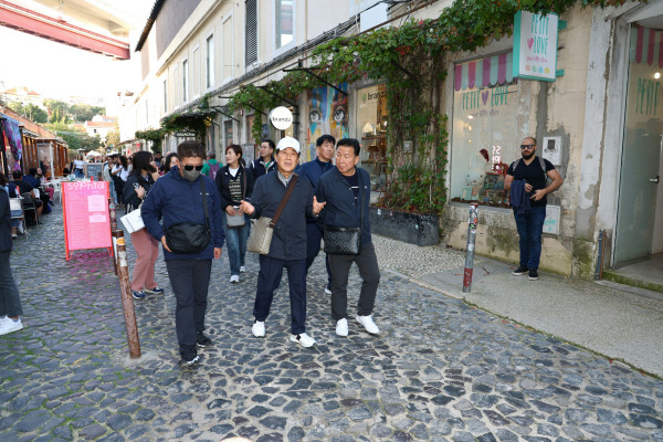 양산시 방문단이 도시재생 수범 현장인 LX팩토리 현장을 둘러보고 있다. 양산시 제공