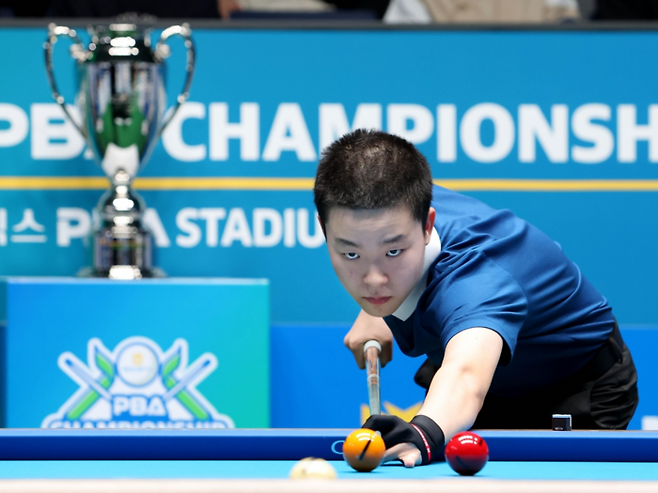 김영원이 11일 열린 NH농협카드 PBA-LPBA 챔피언십 PBA 결승전에서 매서운 눈빛으로 공을 쳐다보고 있다. [사진 제공=PBA]