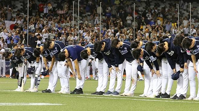 15일 대만 타이베이돔에서 열린 세계야구소프트볼연맹(WBSC) 프리미어12 2024 B조 조별리그 경기에서 일본에 3--6으로 패한 대한민국 선수들이 인사하고 있다. 타이베이|연합뉴스