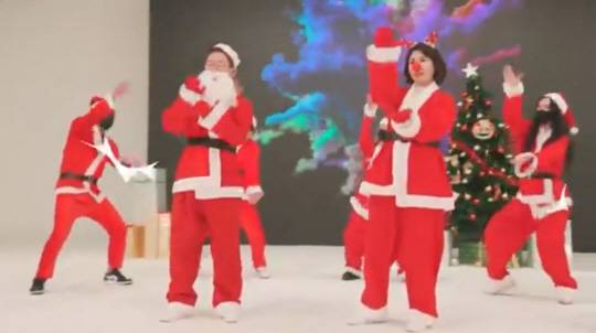 이재명(왼쪽) 더불어민주당 대표와 아내 김혜경 씨가 산타클로스 복장을 하고 춤을 추는 모습. 이재명 대표 유튜브 캡처