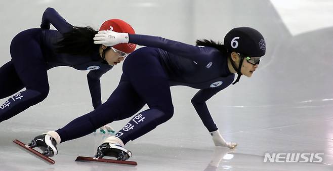 [진천=뉴시스] 김금보 기자 = 18일 충북 진천선수촌 실내빙상장에서 열린 2023~2024 쇼트트랙 국가대표 선발전 여자1,500m 결승 B조 경기, 오송미(한광고·검)가 질주하고 있다. 2023.04.18. kgb@newsis.com