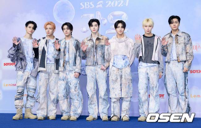 [OSEN=이대선 기자] 21일 오후 인천 영종도 인스파이어 아레나에서 ‘2024 SBS 가요대전 서머(2024 SBS 가요대전 Summer)’ 블루카펫 행사가 열렸다.‘2024 SBS 가요대전 Summer’는 잔나비를 비롯해 NCT 127, 온앤오프, Stray Kids, (여자)아이들, 투모로우바이투게더, 이영지, CRAVITY, WOOAH, STAYC, 엔하이픈, NMIXX, IVE, 르세라핌, 뉴진스, xikers, KISS OF LIFE, ZEROBASEONE, NCT WISH, 아일릿까지 총 20팀의 아티스트가 출연한다.그룹 엔하이픈이 블루카펫을 밟고 있다. 2024.07.21 /sunday@osen.co.kr
