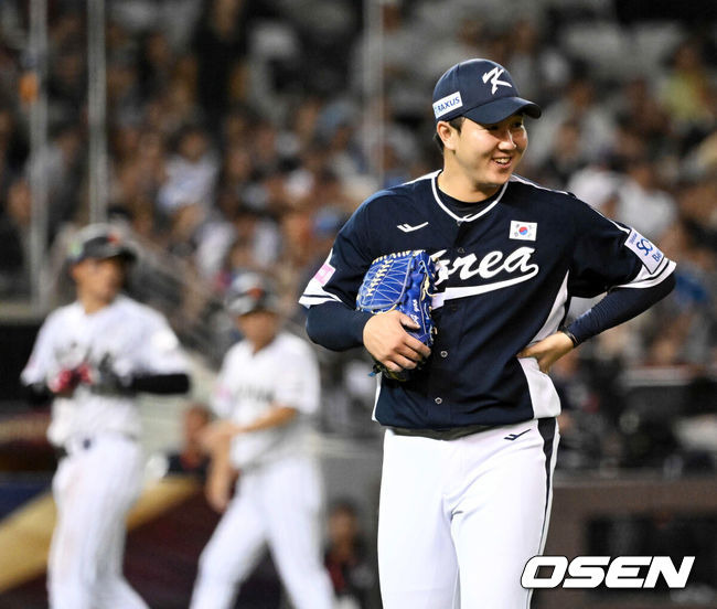 [OSEN=타이베이(대만), 이대선 기자] 15일 오후 대만 타이베이돔에서 세계야구소프트볼연맹(WBSC) 프리미어12 2024 B조 대한민국과 일본의 경기가 열렸다.대한민국은 3차전 선발투수로 최승용, 일본은 다카하시 히로토를 내세웠다.3회말 2사 1루에서 대한민국 유영찬이 일본 구리하라의 중견수 플라이에 이주형이 호수비를 펼치자 미소짓고 있다. 2024.11.15 /sunday@osen.co.kr