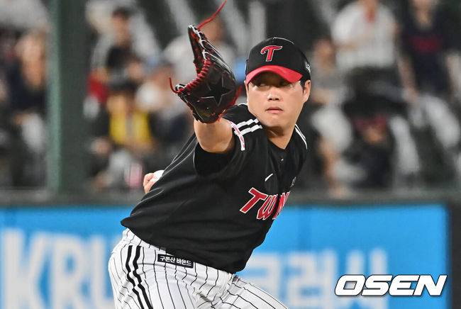 [OSEN=부산, 이석우 기자] 19일 부산 사직야구장에서 2024 신한 SOL 뱅크 KBO 리그 롯데 자이언츠와 LG 트윈스의 경기가 열렸다. 홈팀 롯데는 박세웅이 선발 출전하고 LG는 임준형이 선발 출전했다.LG 트윈스 함덕주가 역투하고 있다. 2024.09.19 / foto0307@osen.co.kr