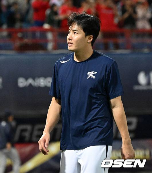 [OSEN=타이베이(대만), 이대선 기자] 프리미어12 첫 경기를 사흘 앞둔 류중일호가 작년 대만시리즈 챔피언과 가진 최종 평가전에서 기분 좋은 승리를 거뒀다.&nbsp;류중일 감독이 이끄는 한국 야구대표팀은 10일 대만 타이베이 티엔무야구장에서 펼쳐진 대만프로팀 웨이치안 드래곤즈와의 2024 WBSC 프리미어12 대비 최종 평가전에서 5-1로 승리했다.경기 종료 후 한국 임찬규가 승리의 기쁨을 나누고 있다. 2024.11.10 /sunday@osen.co.kr