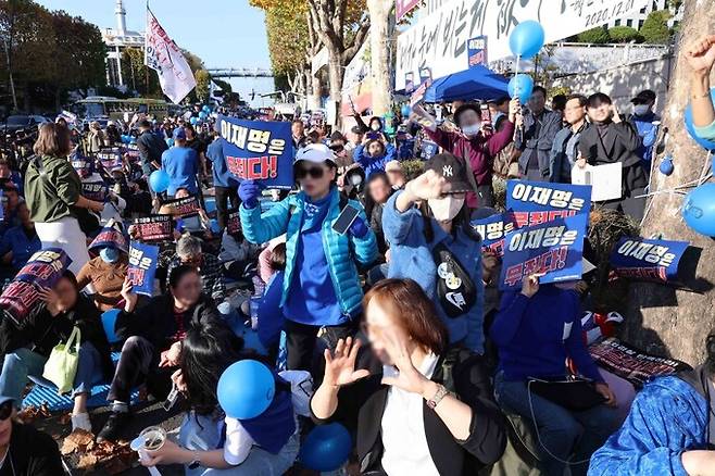 더불어민주당 이재명 대표가 공직선거법상 허위사실 공표혐의 1심 선고 공판에서 징역형 집행유예를 선고받은 15일 오후 서울 서초구 서울중앙지방법원 인근에서 열린 지지집회에서 참석자들이 구호를 외치고 있다. 연합뉴스