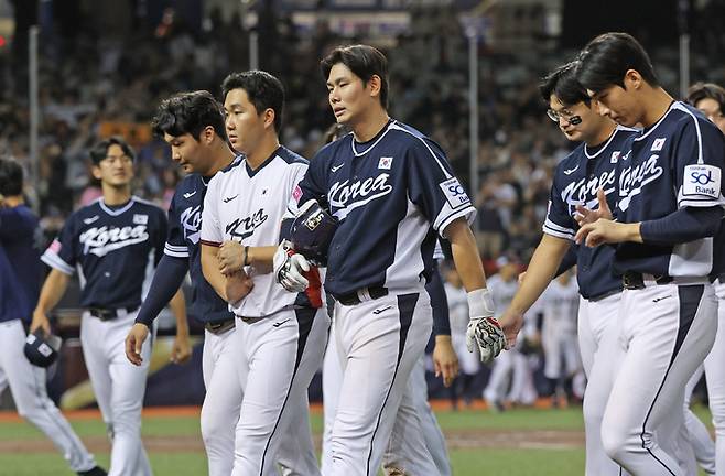 15일(현지시간) 오후 대만 타이베이시 타이베이돔에서 열린 2024 WBSC 프리미어12 B조 예선 대한민국과 일본의 경기에서 3대 6으로 패한 대표팀 선수들이 어두운 표정으로 그라운드를 나서고 있다.&nbsp; &nbsp;타이베이(대만)=뉴스1