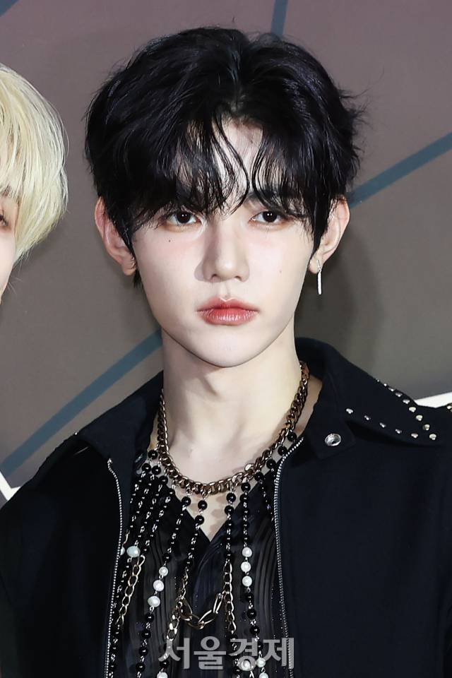 그룹 제로베이스원(ZEROBASEONE) 장하오가 16일 인천 중구 인스파이어 아레나에서 열린 ‘제1회 코리아 그랜드 뮤직 어워즈(KGMA)’ 레드카펫에서 포즈를 취하고 있다. 김규빈 기자 2024.11.16