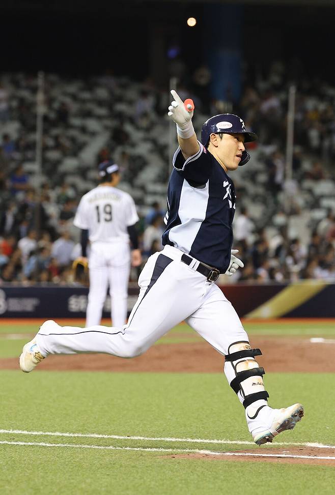 ▲ 박동원이 일본 투수 다카하시 히로토(왼쪽)를 상대로 홈런을 터트렸다. 다카하시는 4이닝 동안 2점을 내주고 마운드에서 내려갔다. ⓒ 연합뉴스