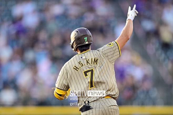 ▲ MLB.com은 김하성에 대해 \"2023년 골드글러브 수상자인 김하성은 이번 오프시즌에 매물로 나온 유격수 중 두 번째로 좋은 선수이며, 어깨 문제가 해결된다면 구애하는 팀이 있을 것\"이라면서&nbsp;예상되는 행선지로 애틀랜타 브레이브스, 보스턴 레드삭스, 그리고 샌프란시스코 자이언츠를 뽑았다.