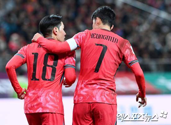 영국 매체 팀토크가 16일(한국시간) 손흥민이 토트넘의 유럽축구연맹(UEFA) 챔피언스리그 진출 실패 시 매각 대상이 되며 PSG가 관심을 보이고 있다고 보도했다.&nbsp;엑스포츠뉴스DB