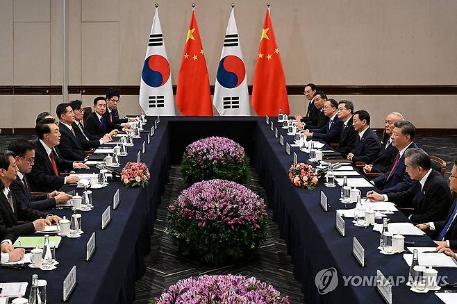 윤석열 대통령, 시진핑 주석과 한중 정상회담 (리마[페루]=연합뉴스) 홍해인 기자 = 31차 아시아태평양경제협력체(APEC) 정상회의에 참석한 윤석열 대통령이 15일(현지시간) 페루 리마의 한 호텔에서 시진핑 중국 국가 주석과 한중 정상회담을 하고 있다. 2024.11.16 hihong@yna.co.kr