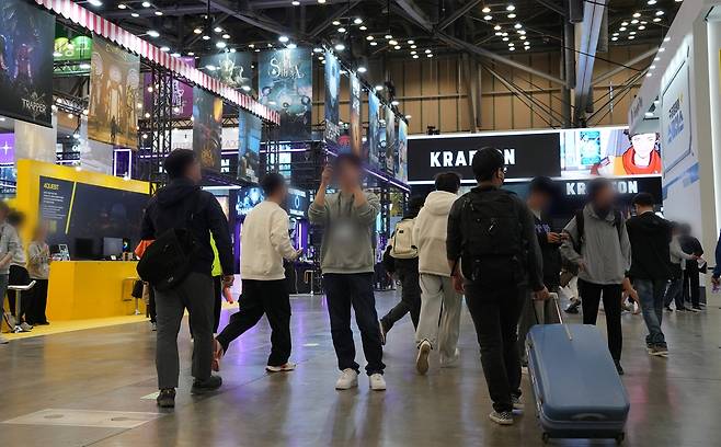 신작 게임 하러 '오픈런' (부산=연합뉴스) 김주환 기자 = 국내 최대 게임쇼 지스타(G-STAR) 2024 개막 3일차인 16일 개장 시간이 되자 관람객들이 전시 부스로 빠르게 발걸음을 옮기고 있다. 2024.11.16 jujuk@yna.co.kr