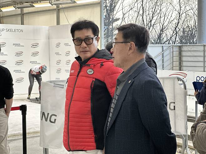 전찬민 대한봅슬레이스켈레톤경기연맹 회장(왼쪽)과 연맹 성연택 부회장 [촬영=안홍석 기자]