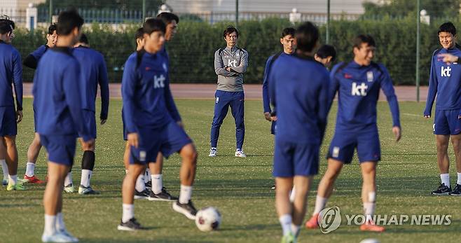 선수들 바라보는 홍명보 감독 (쿠웨이트시티=연합뉴스) 황광모 기자 = 11회 연속 월드컵 본선 진출을 향해 순항 중인 한국 축구대표팀을 지휘하고 있는 홍명보 감독이 16일 오후(현지시간) 쿠웨이트 자베르 알 아흐메드 국제 경기장 보조구장에서 열린 팀 훈련에서 선수들을 바라보고 있다. 2024.11.16 hkmpooh@yna.co.kr