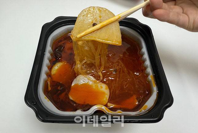 자체 발열 하이디라오 훠궈를 조리한 모습 (사진=한전진 기자)