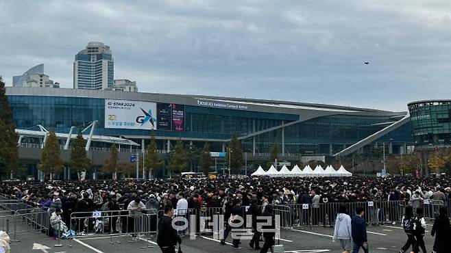 지난 15일 국내 최대 게임 전시회 ‘지스타 2024’가 열린 부산 벡스코 앞 대기구역에 관람객들이 가득 차 있다(사진=김가은 기자)