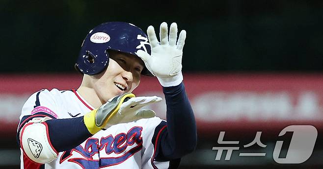 16일(현지시간) 대만 타이베이시 톈무 야구장에서 열린 2024 WBSC 프리미어12 B조 예선 대한민국과 도미니카공화국의 경기 8회말 대한민국 공격 2사 2, 3루 상황에서 박성한이 역전 3루타를 친 뒤 세리머니 하고 있다. 2024.11.16/뉴스1 ⓒ News1 장수영 기자